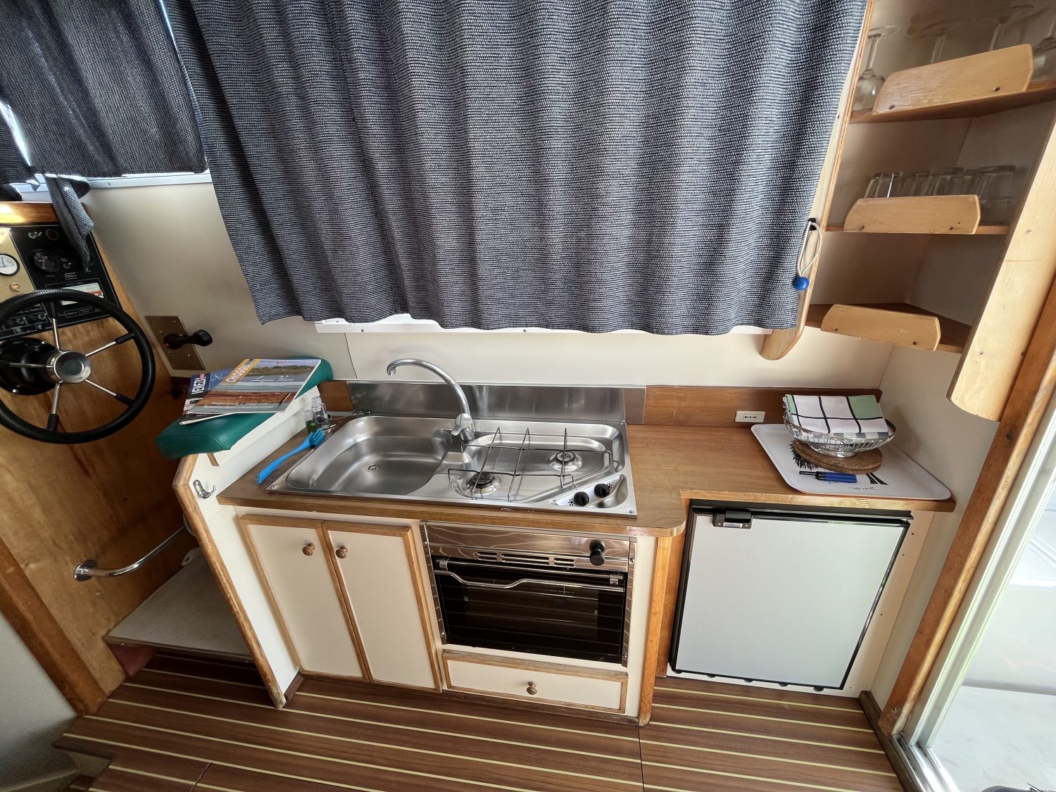 Houseboat NCF Twins 12