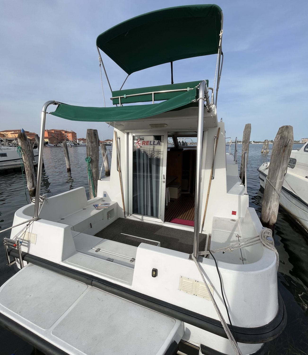 Houseboat NCF Twins 11