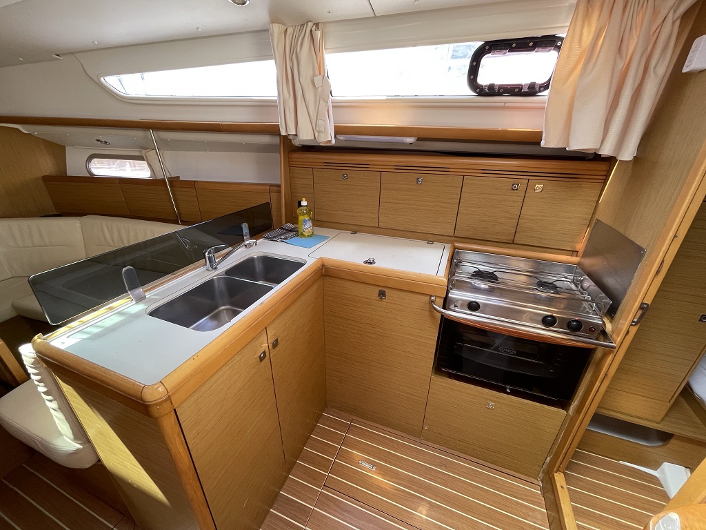 Sun Odyssey 36i Mala 12