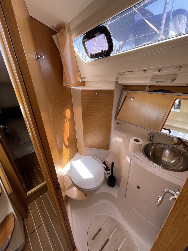 Sun Odyssey 36i Mala 3