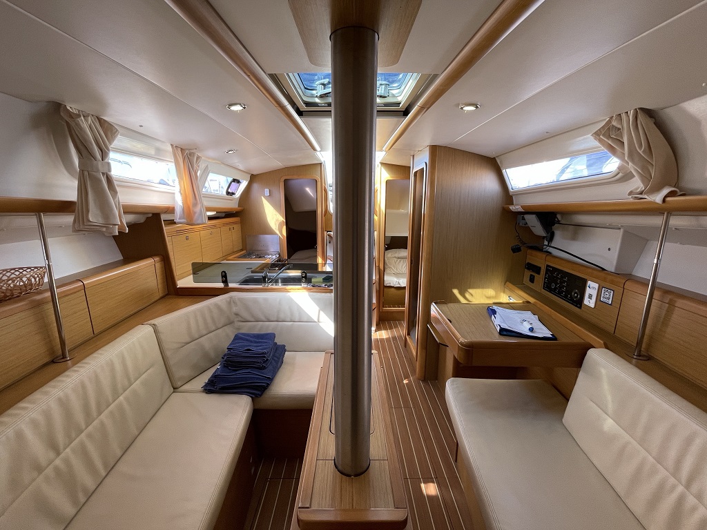 Sun Odyssey 36i Mala 8