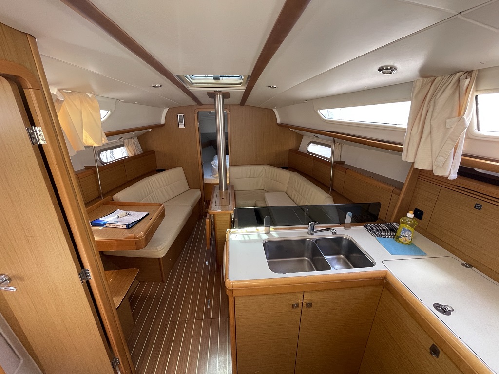Sun Odyssey 36i Mala 4