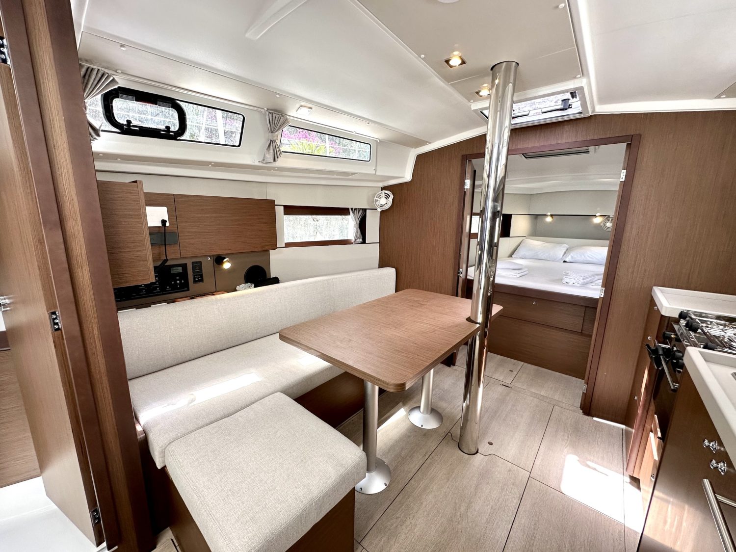 Oceanis 38.1 Sail Lyra 13