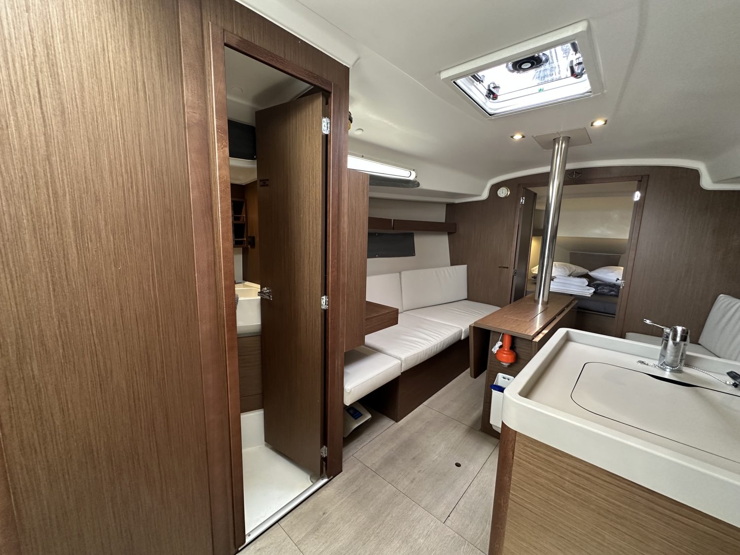 Oceanis 34.1 S/Y Aria 13