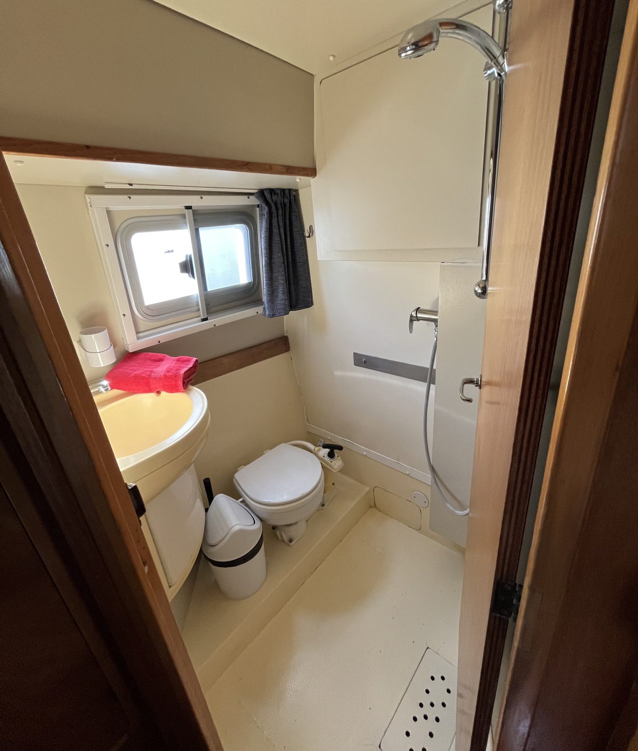 Houseboat NCF Twins 3