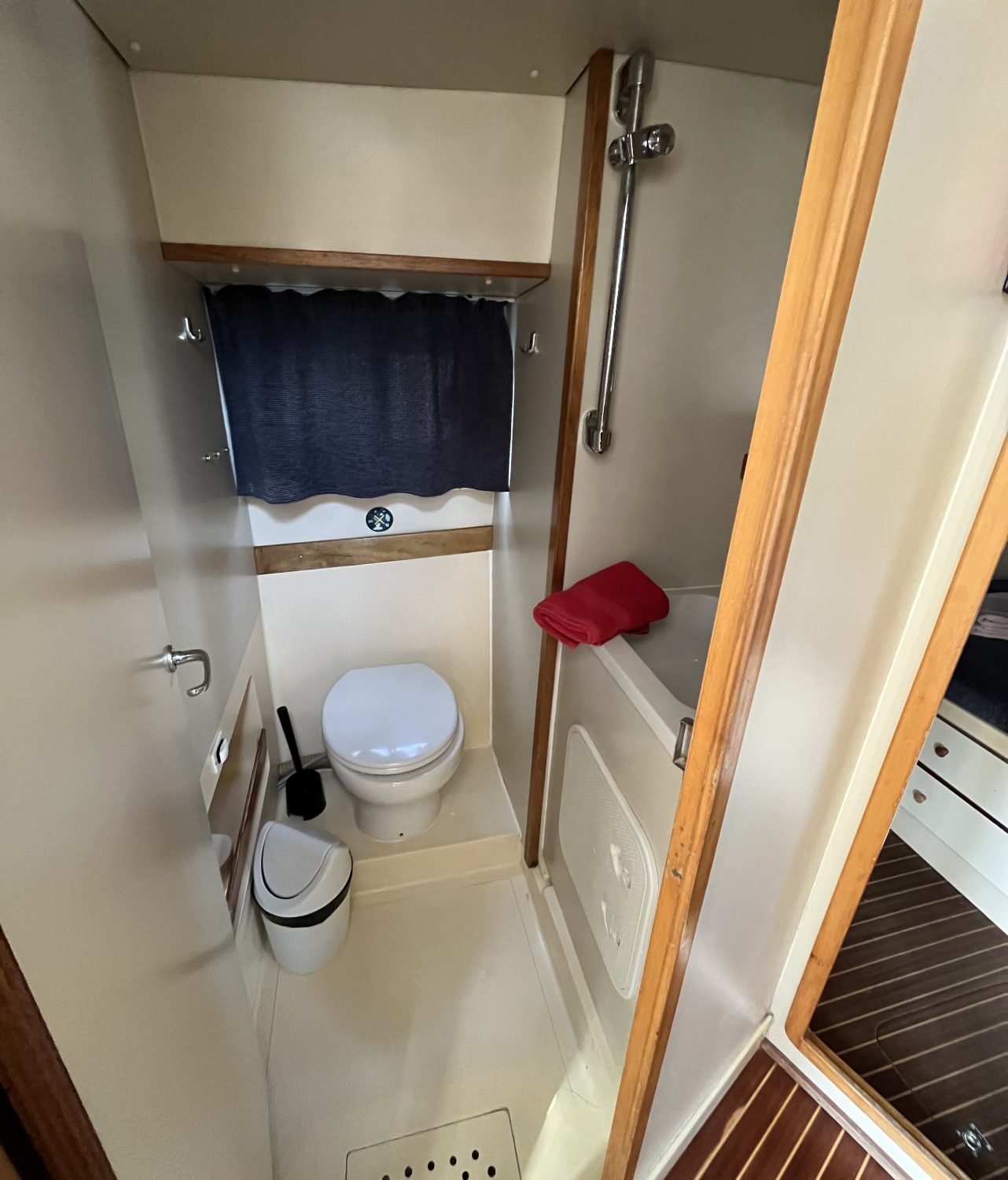 Houseboat NCF Twins 10