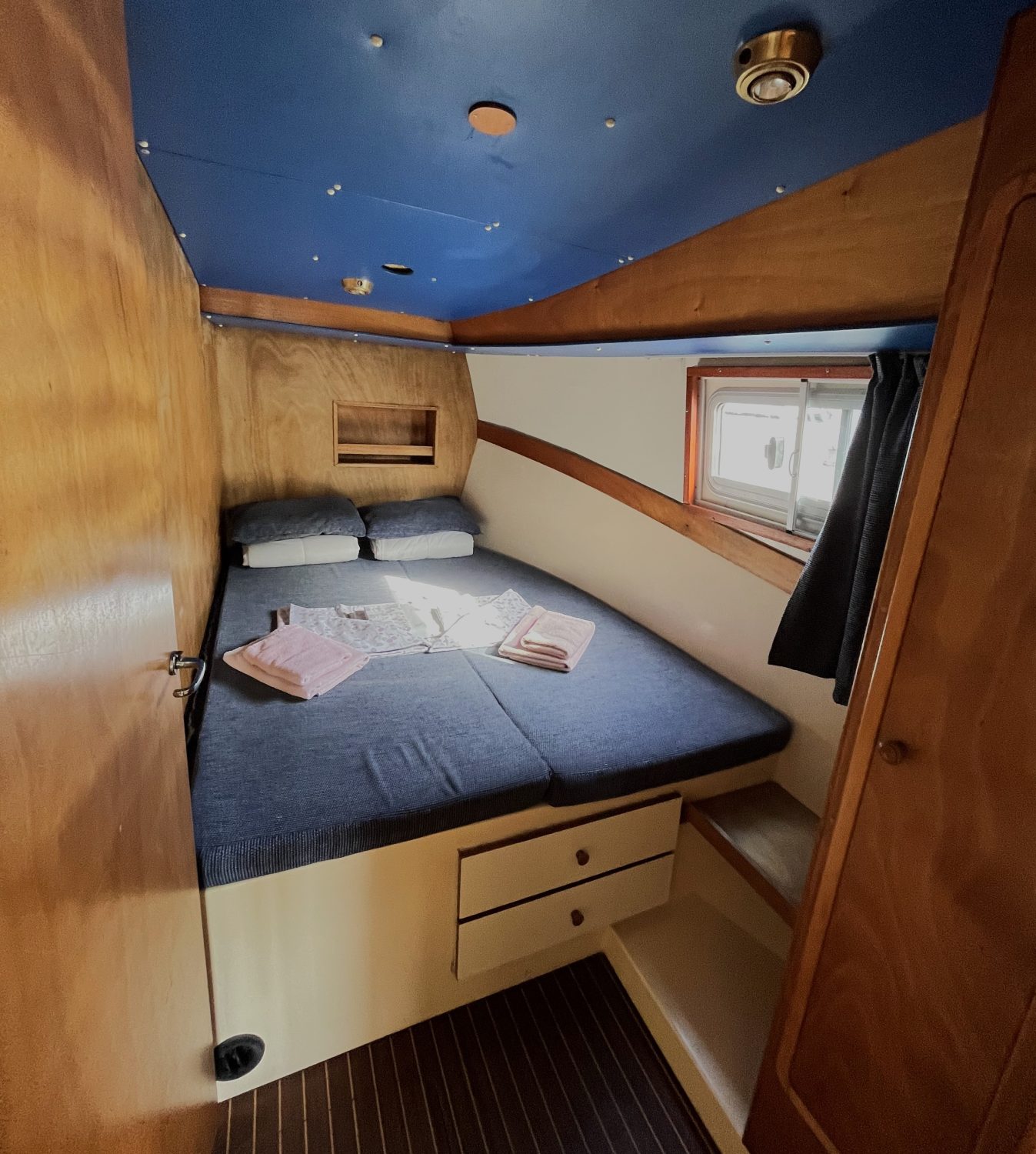 Houseboat NCF Twins 9