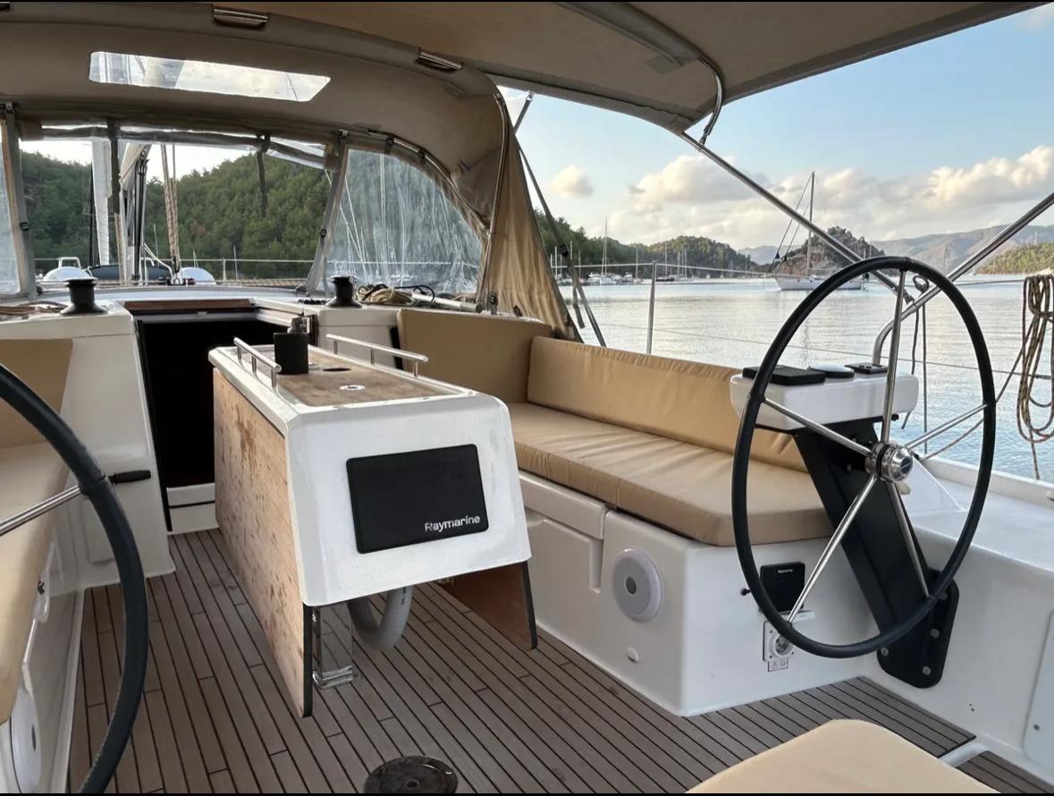 Dufour 390 Grand Large Sail Corvus 15