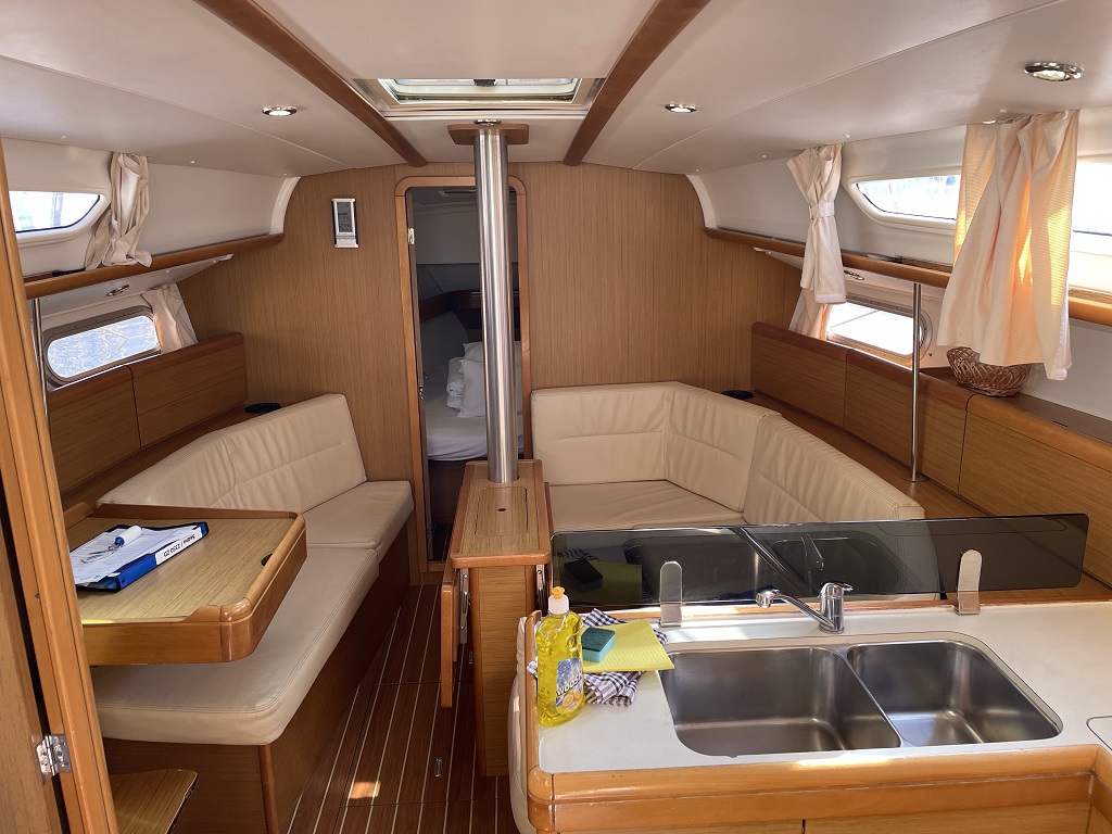 Sun Odyssey 36i Mala 2