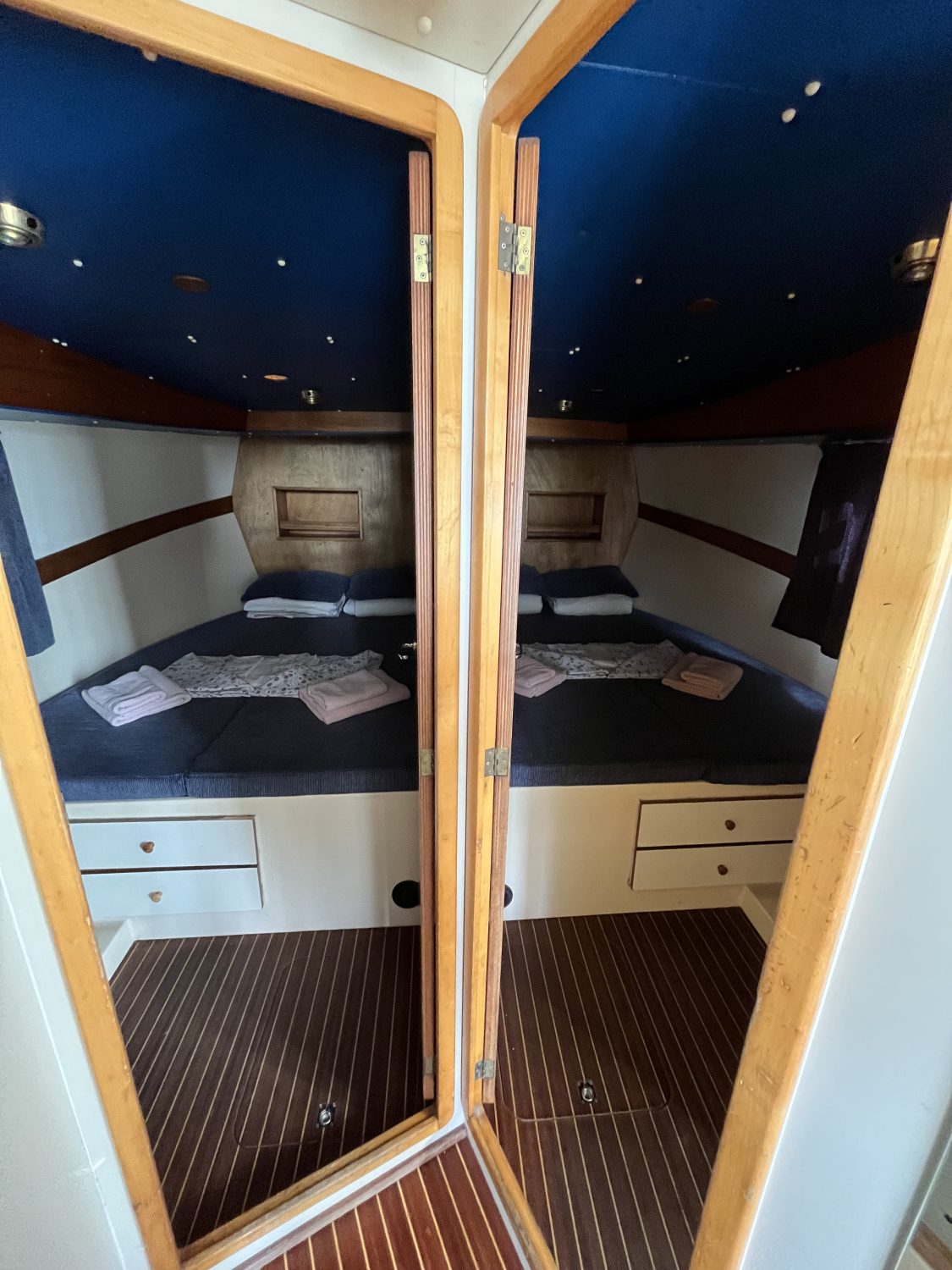 Houseboat NCF Twins 5