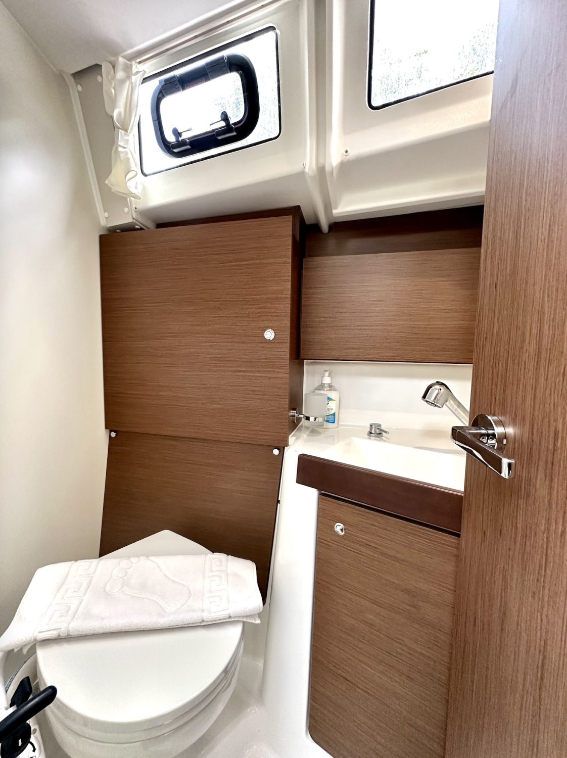 Oceanis 38.1 Sail Lyra 11