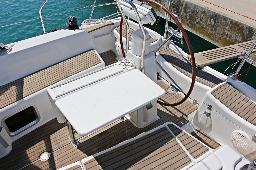 Sun Odyssey 36i Mala 23